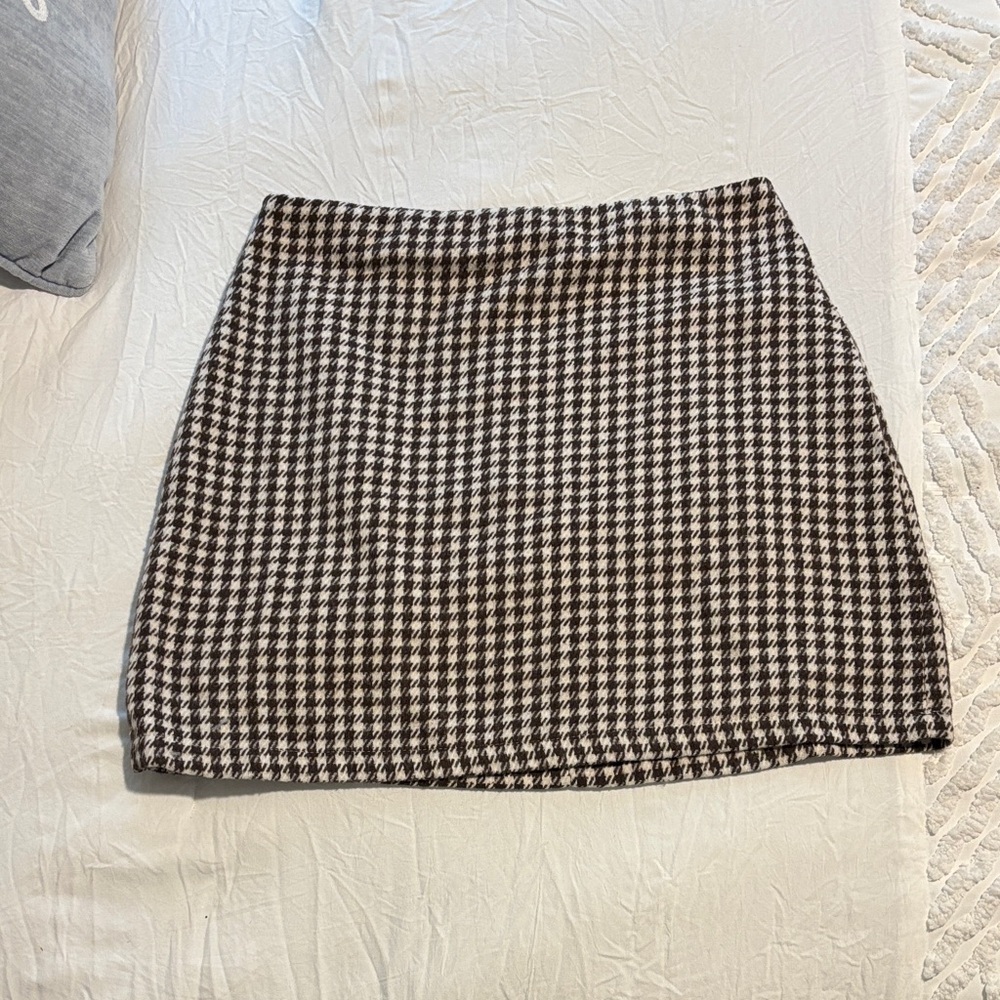 Chic Houndstooth Mini Skirt